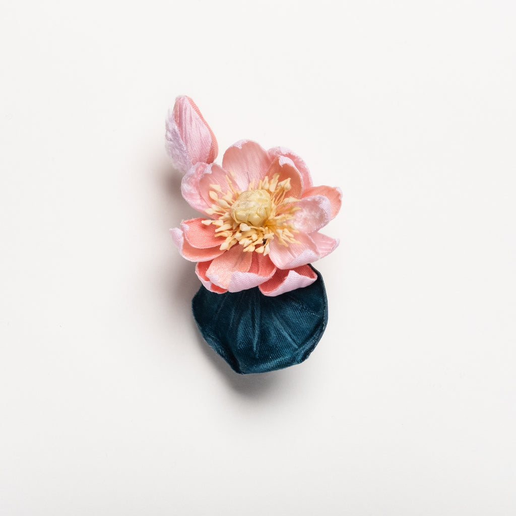 草木染めブローチ「花蓮(かれん)」