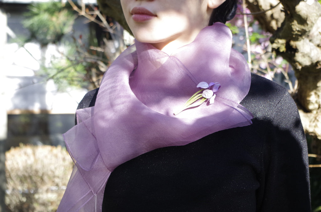 草木染めブローチ「燕子花（えんしか）」