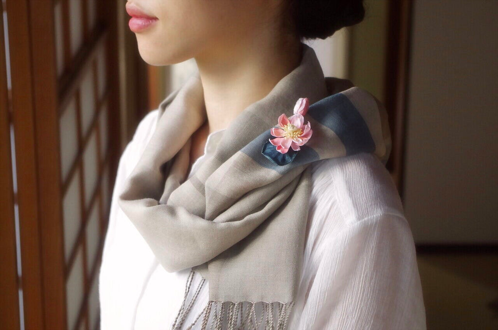 草木染めブローチ「花蓮（かれん）」