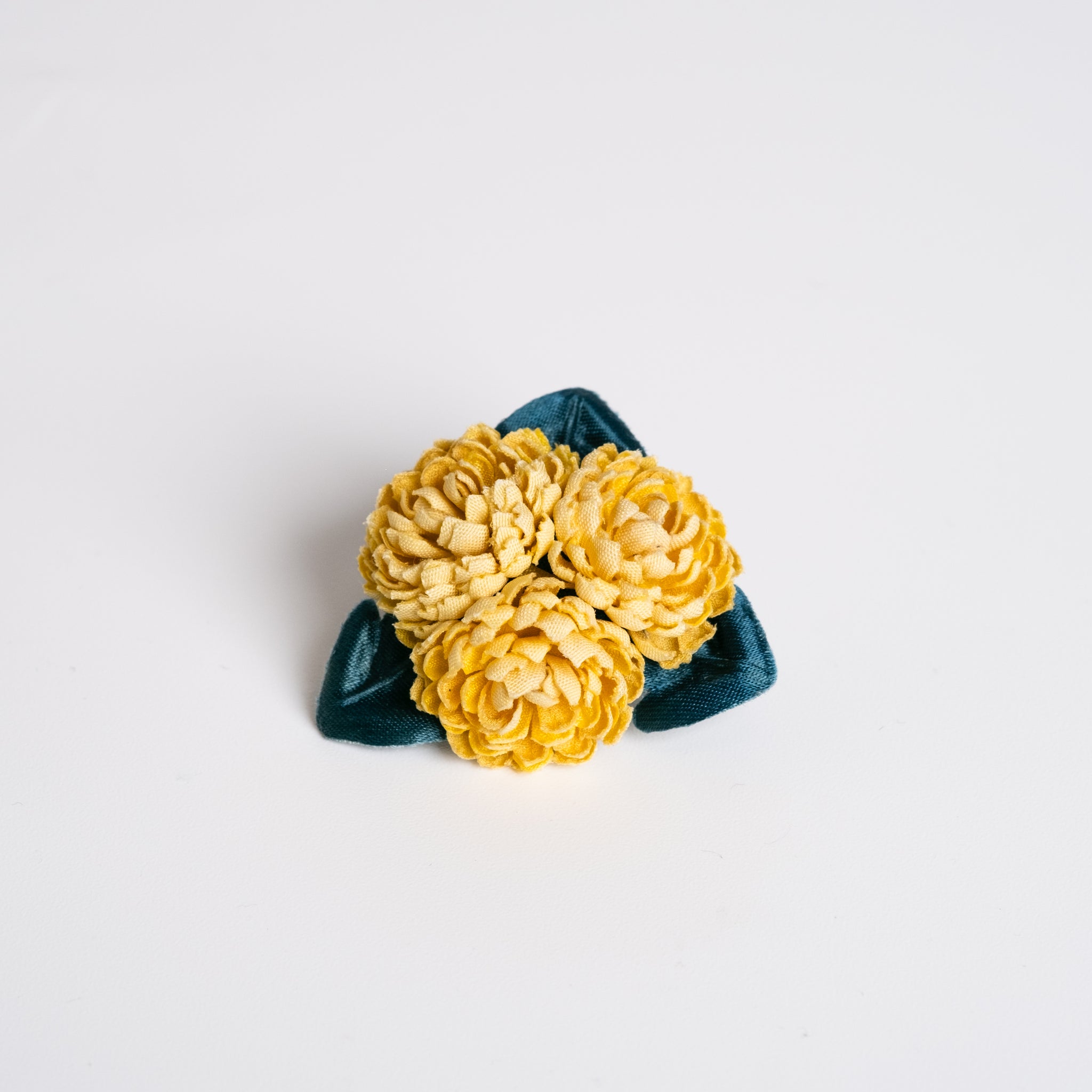 草木染めブローチ 「 鼓草（つづみぐさ） 」