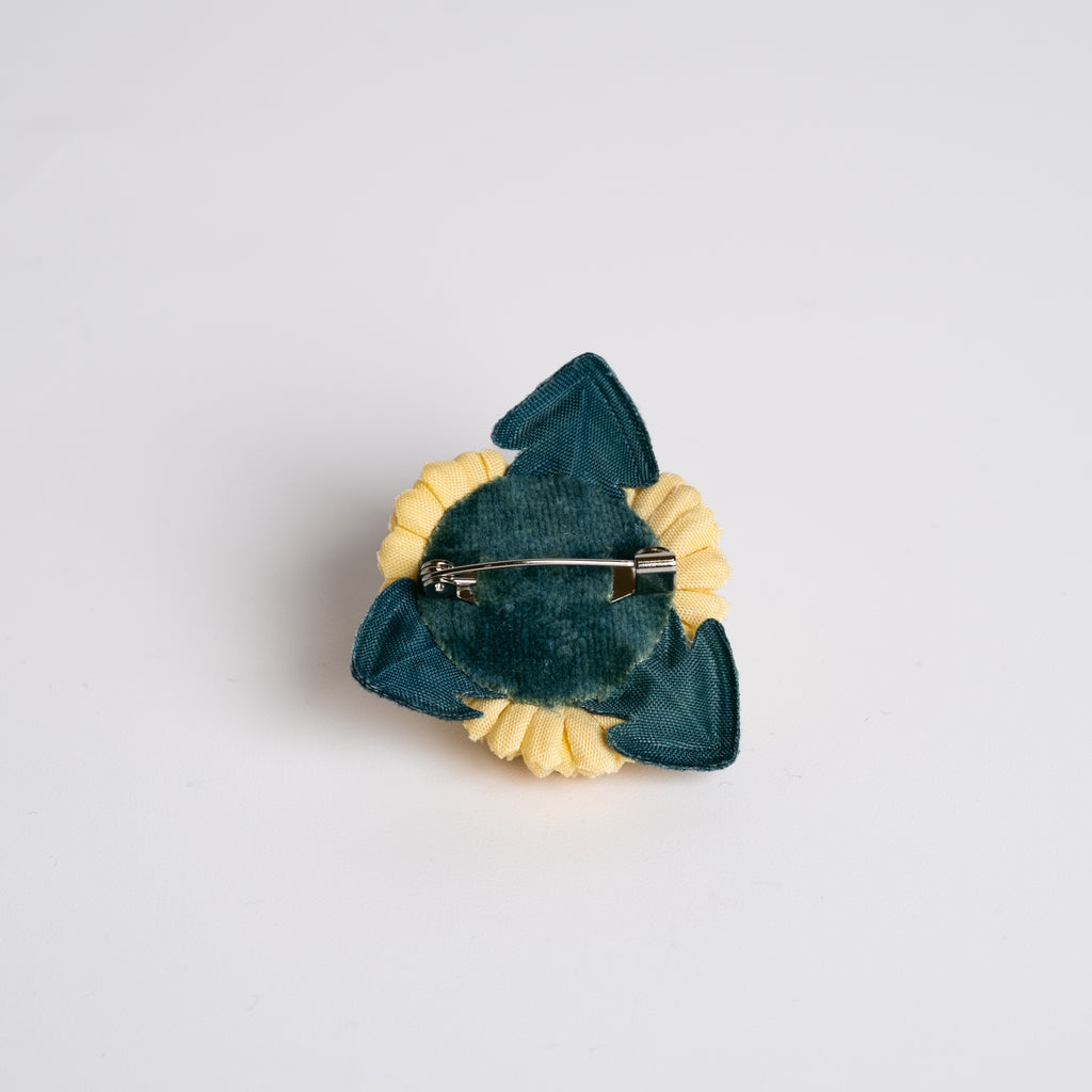 草木染めブローチ 「 鼓草（つづみぐさ） 」