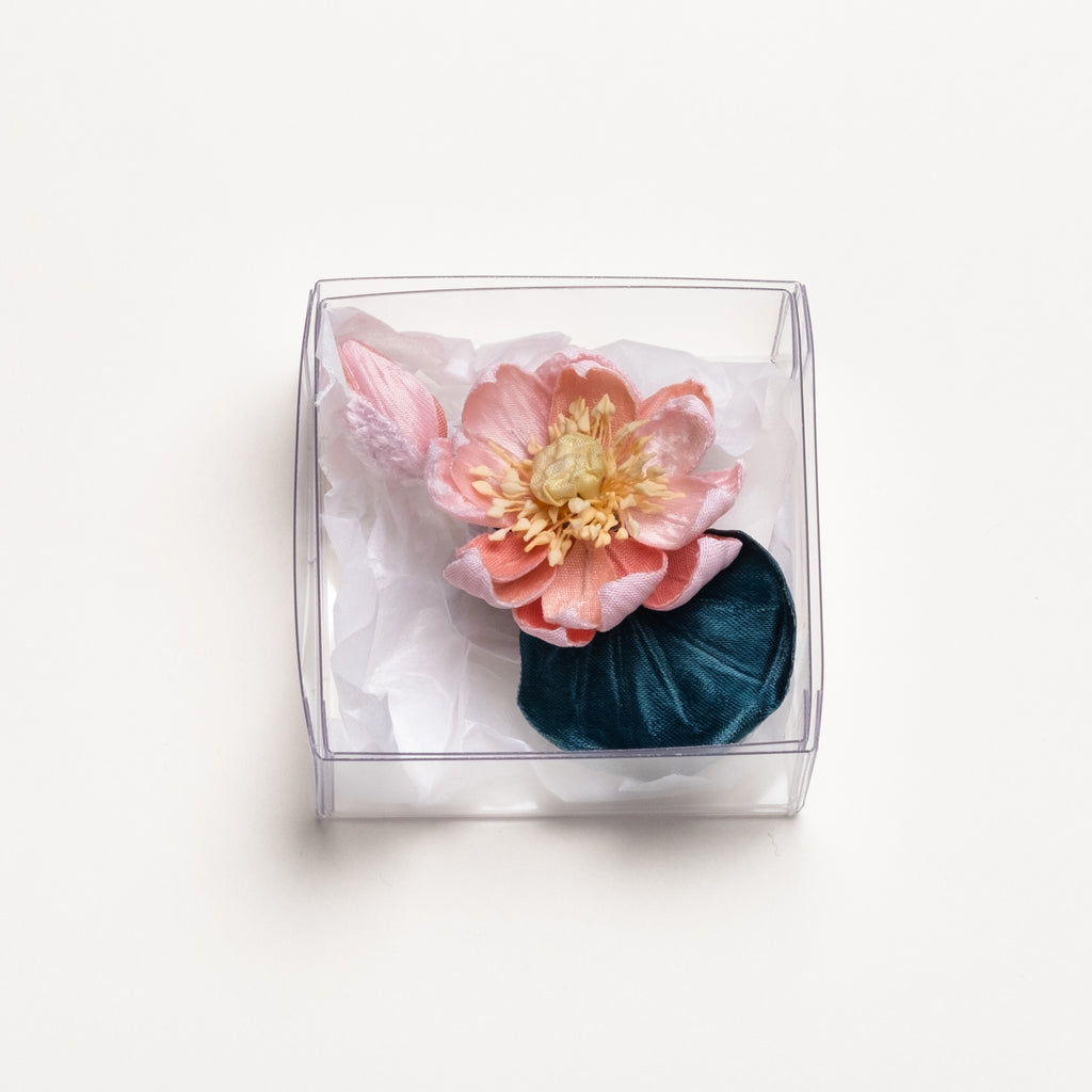 草木染めブローチ「花蓮（かれん）」
