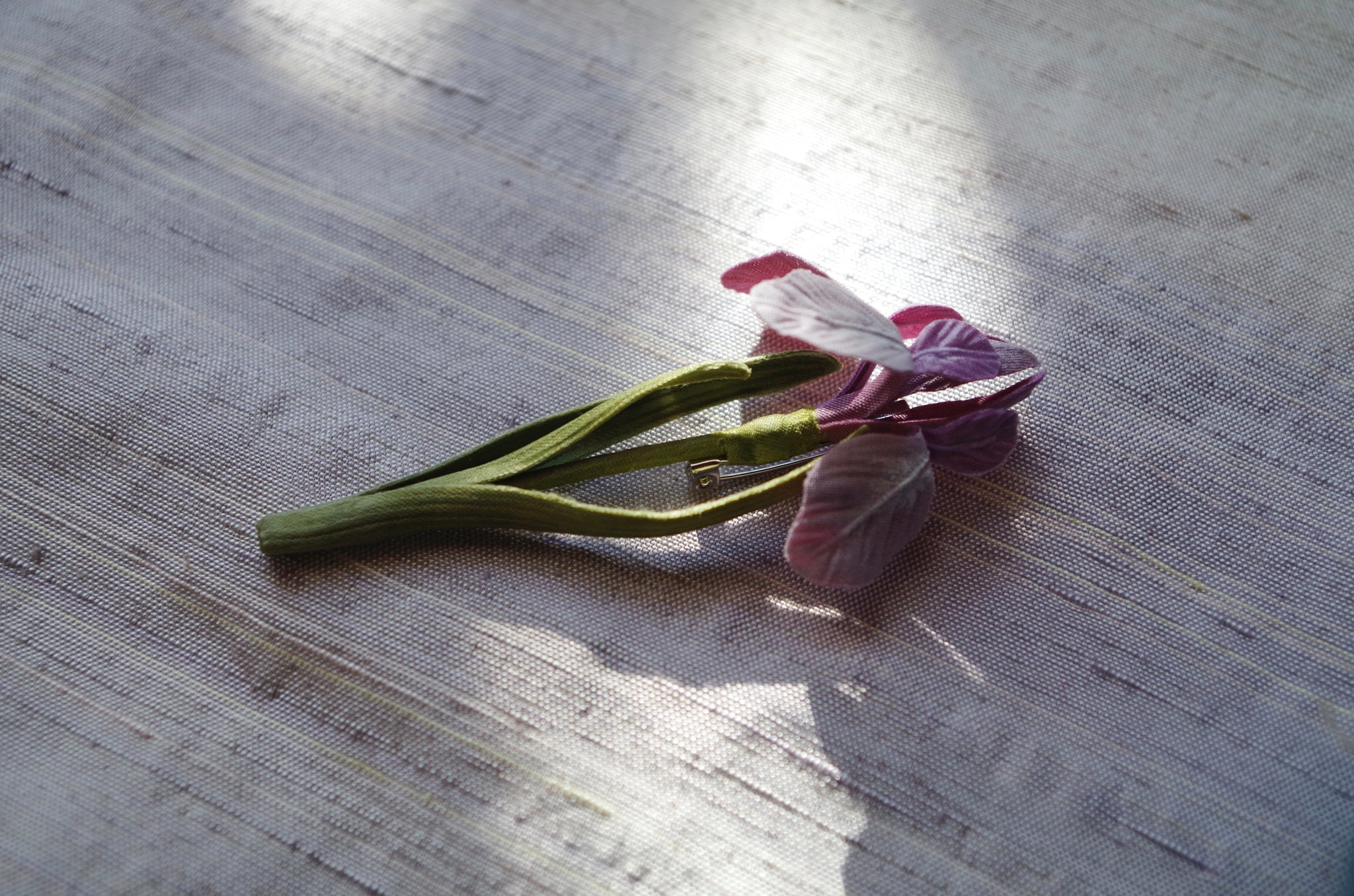 草木染めブローチ「燕子花（えんしか）」