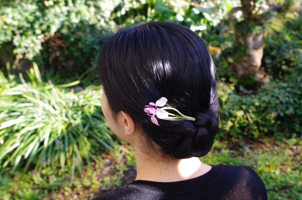 草木染めブローチ「燕子花（えんしか）」